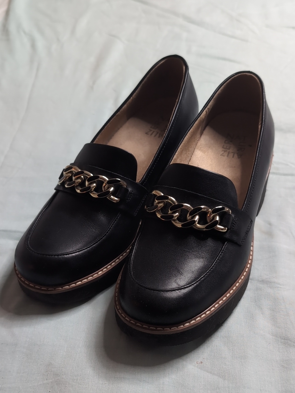 Naturalizer 8.5w Black Loafers with Gold Chain Detail